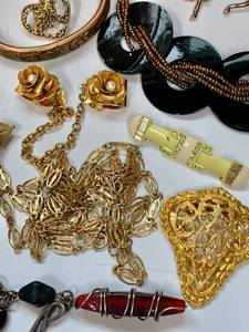 lot 20 image: VTG Jewelry