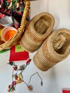 lot 27 image: MIX OLD TOYS Woven shoes