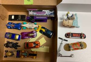 lot 46 image: Box Hot Wheels, 2 Tech Docks,