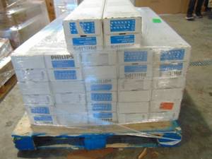 lot 18 image: 17 Cases Philips 32-Watt 48 in. Linear T8 Fluorescent Tube Light Bulb Natural Daylight (5000K) (30 Per Box)
