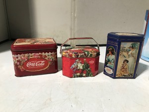 lot 33 image: 6 - Coca Cola tins and 5 Coca Cola glasses