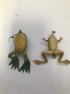 lot 7 image: 2 - Vintage rubber frog fishing lures