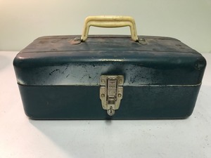 lot 121 image: Metal fishing tackle box with 10 fishing lures