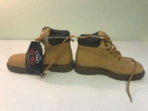 lot 135 image: Mack insulated boots size 7 12