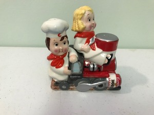 lot 334 image: 2 - Campbell soup collector plates and 1 Campbell soup salt and pepper shaker