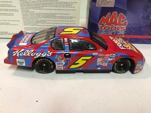 lot 355 image: Terry Labonte #5 Kelloggs Cherry Berry Swirls 2000 Monte Carlo 124 Action