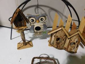 lot 213 image: 3 Bird housesapple basket, plant stand plaques and moe