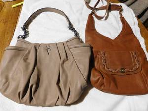 lot 224 image: 2 Leather purses in good shape