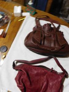 lot 225 image: 2 Leather purses in good shape