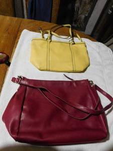 lot 229 image: 2 Leather purses in good shape