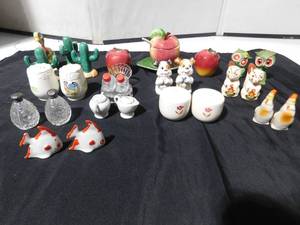 lot 243 image: Flat of S&P shakers and more