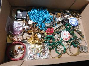 lot 247 image: Flat of jewelery
