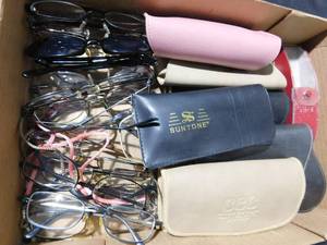 lot 253 image: reading glasses and cases