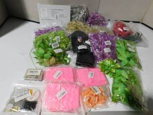 lot 264 image: box of craft stuff