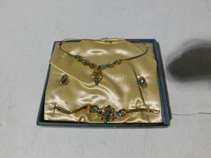 lot 268 image: Vintage jewelery set