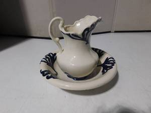 lot 274 image: Pitcher and bowl set