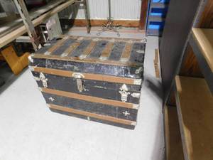 lot 276 image: Trunk w compartment insert