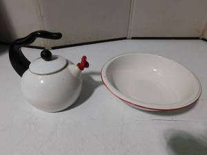 lot 281 image: Vintage bowl and tea pot