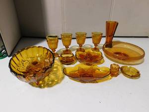lot 282 image: Amber glass dishes