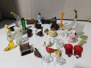 lot 287 image: Vintage Avon, nicknacs, vase and more
