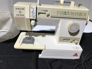 lot 424 image: Singer Sewing Machine