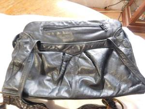 lot 228 image: 2 Leather purses in good shape