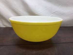 lot 57 image: Vintage Yellow Pyrex Mixing Bowl