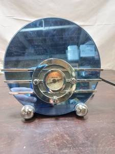 lot 72 image: Retro Crosley Radio