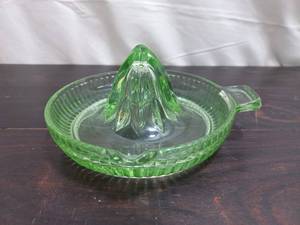 lot 82 image: Vintage Depression Glass Juicer