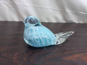 lot 75 image: Joe St. Clair Handblown Glass Bird Figurine