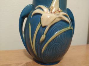 lot 12 image: Vintage Roseville Zephyr Lily Vase