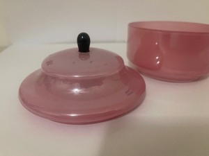 lot 15 image: Old Pink Jean Beck Munchen Lidded Dish