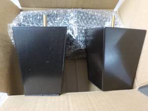 lot 87 image: Set of 4 - 5 Furniture Legs...