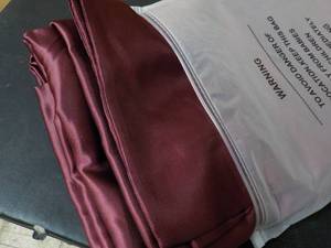 lot 124 image: Twin Size Burgundy Satin Duvet Cove...