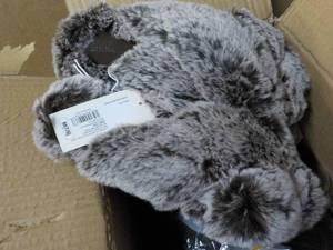 lot 38 image: 6 pair New size M Slippers...