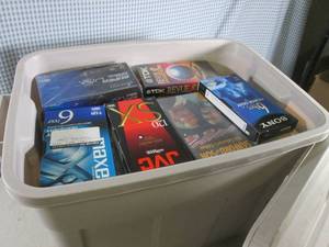 lot 13 image: (BR1) 18 Gallon Tote with Lid Full ...