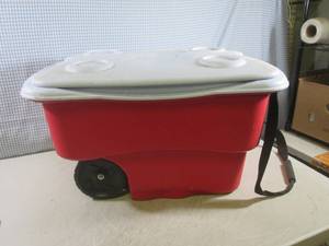 lot 14 image: (A-4T) Rubbermaid Cooler...