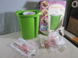 lot 24 image: (D-2T) Rival Electric 6 Qt Ice Crea...