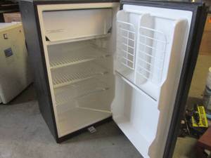 lot 70 image: (BS) Haier Mini Refrigerator - 33 1...