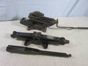 lot 95 image: (BSB) 2 Car Jacks...