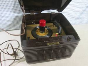 lot 186 image: (CS) Vintage RCA Victor Bakelite Re...