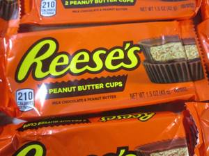 lot 248 image: (B-1) 12 Reeses Peanut Butter Cups ...