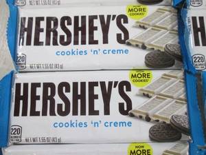 lot 259 image: (B-1) 12 Hersheys Cookies N Creme...