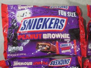 lot 261 image: (B-1) 4 Bags Fun Size Snickers Pean...