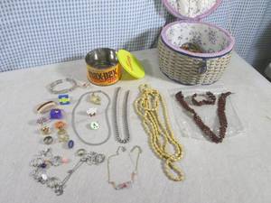 lot 295 image: (CS) Sewing Basket Full of Assorted...