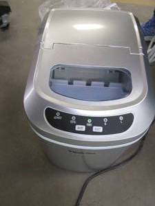 lot 286 image: Magic Chef 27-Lb. Portable Silver Countertop Ice Maker (OPEN BOX)