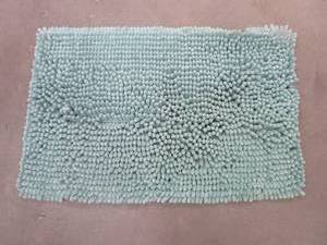 lot 370 image: Seafoam Green 32 in x 21 in Bathroom Rug (OUT OF PACKAGING)