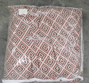 lot 18 image: Queen comforter