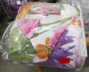 lot 23 image: Flower pattern Queen Comforter