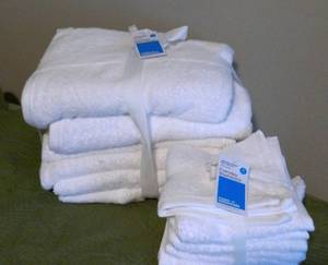 lot 31 image: 4 New White Towels and 4 wash cloths